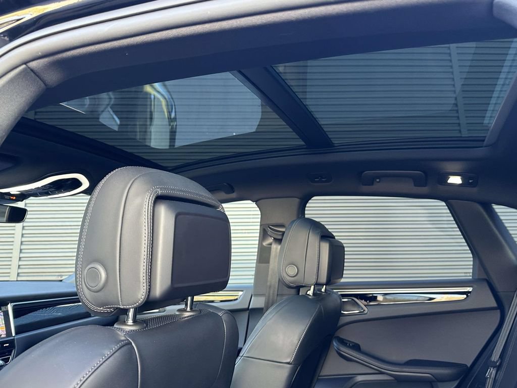 Certified 2025 Porsche Macan AWD/4WD image 15