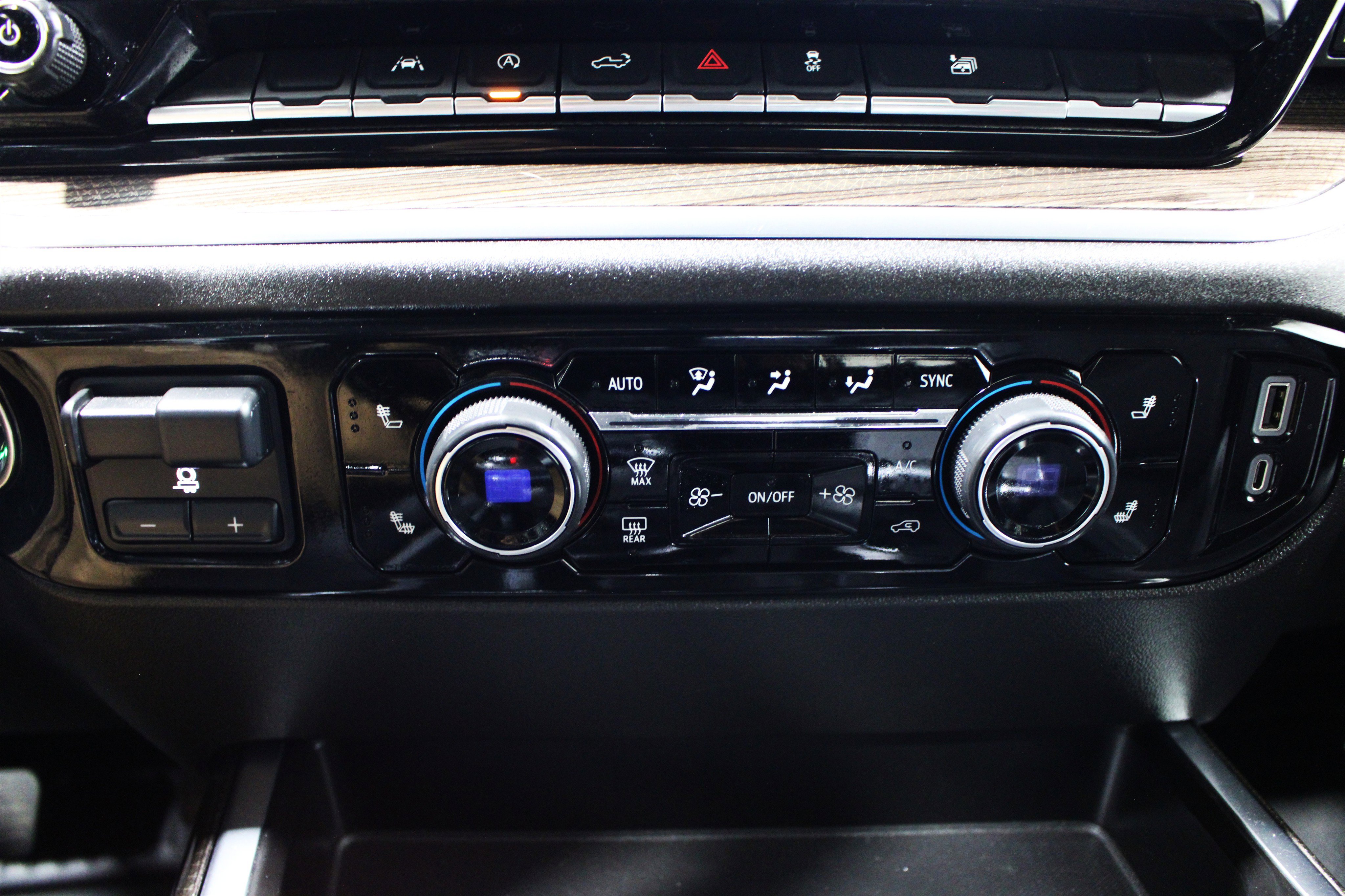 Used 2023 Chevrolet Silverado 1500 RST w/ Redline Edition AWD/4WD image 16