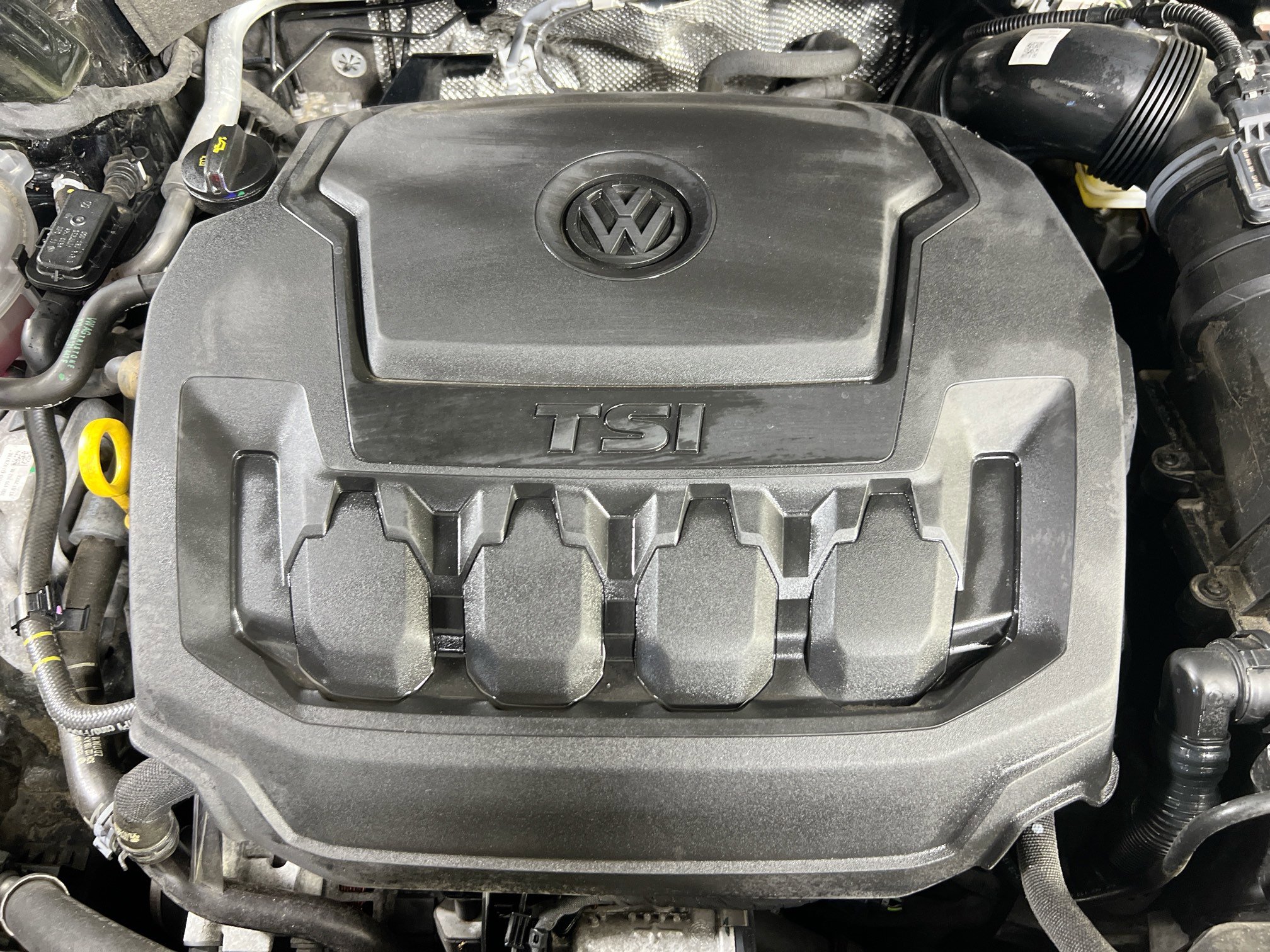 Used 2022 Volkswagen Tiguan SE R-Line image 29