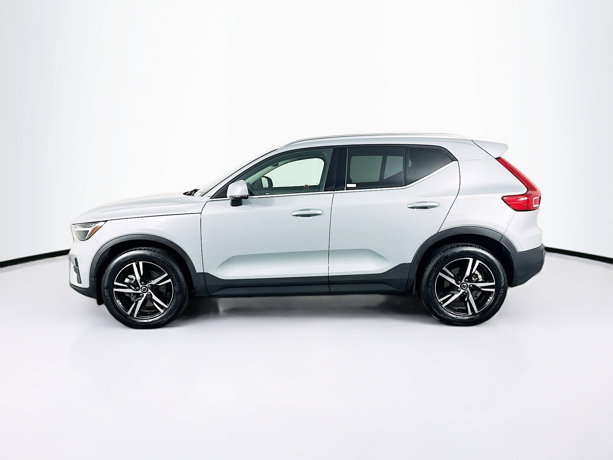 Used 2025 Volvo XC40 B5 Core image 4