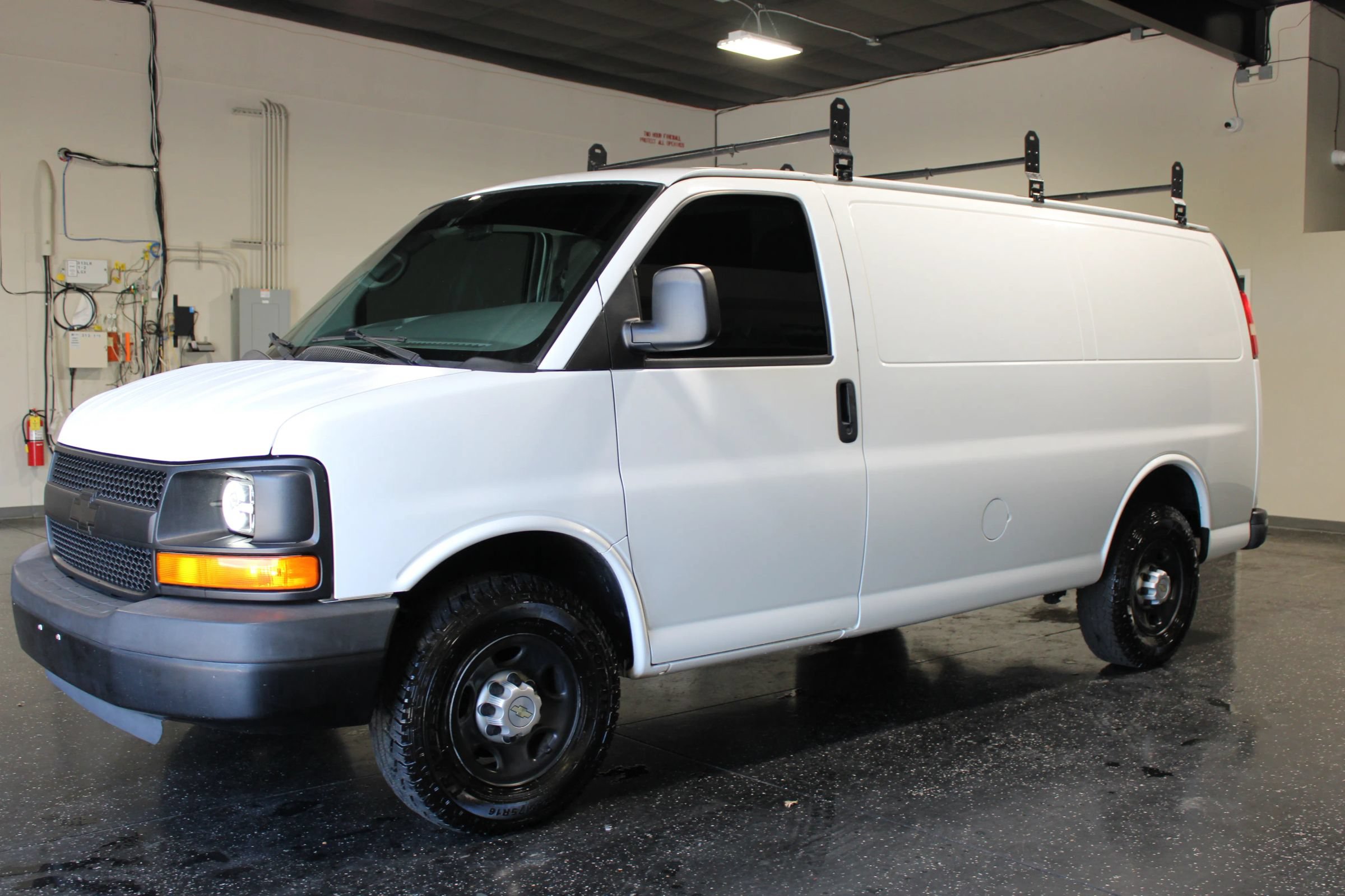 Used 2011 Chevrolet Express 2500 RWD image 6