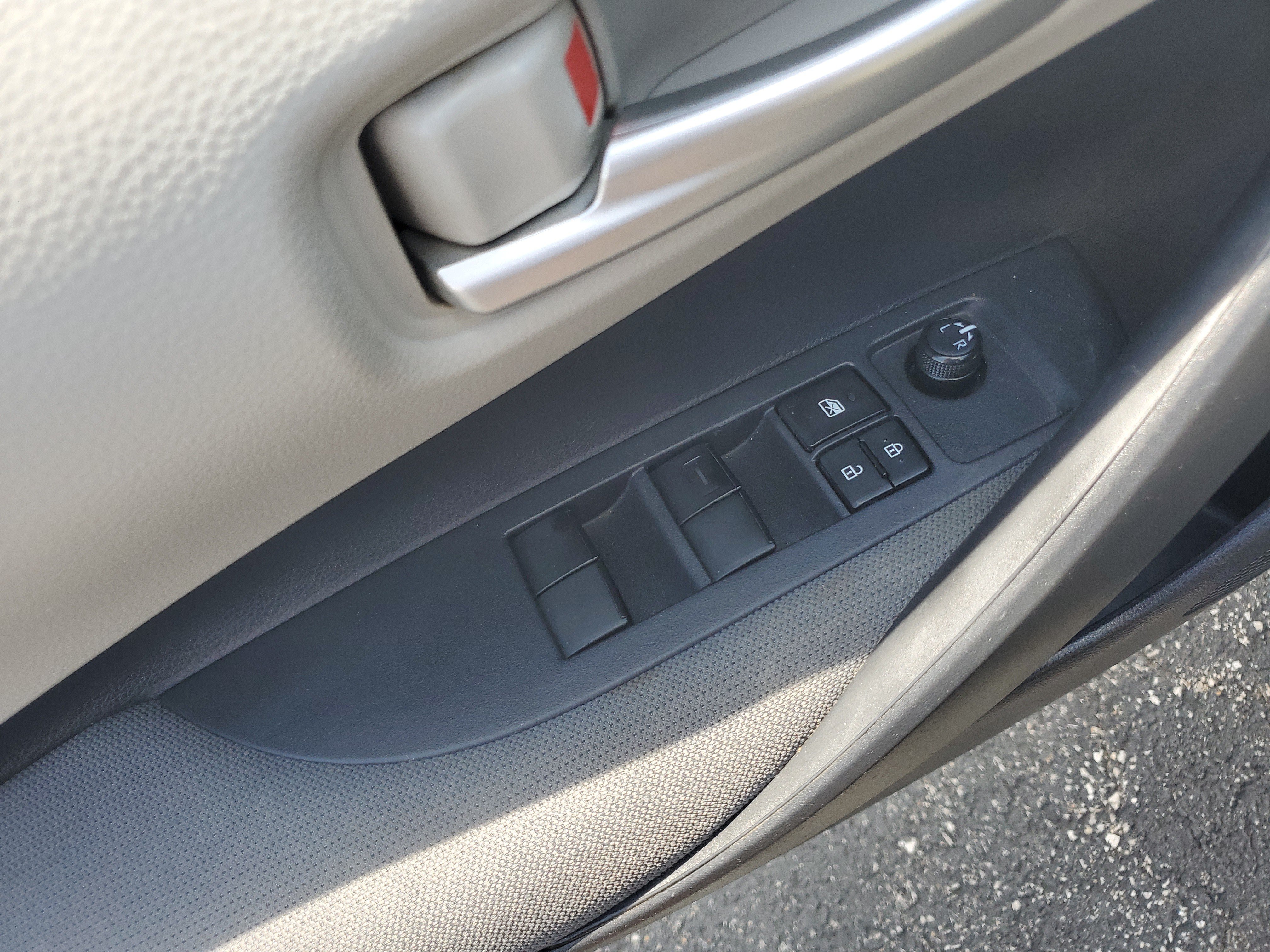 Used 2020 Toyota Corolla LE w/ Carpet Mat Package (TMS) FWD image 18