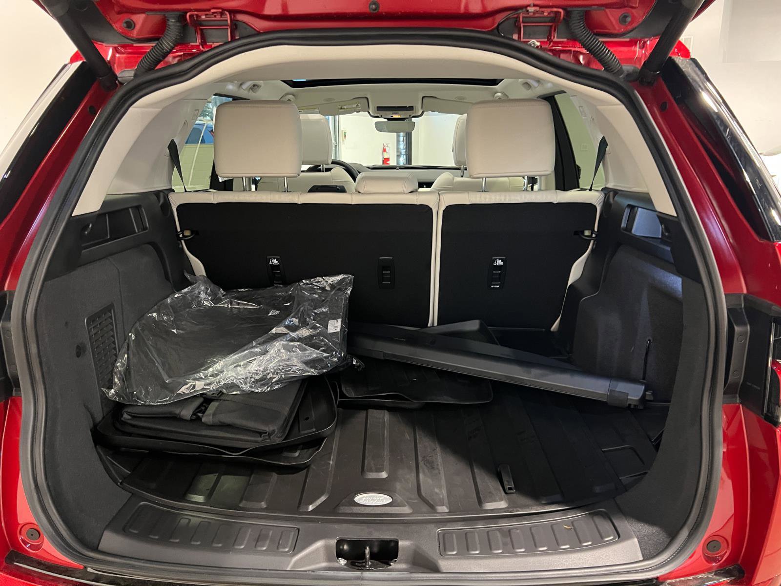 Used 2025 Land Rover Discovery Sport S image 30