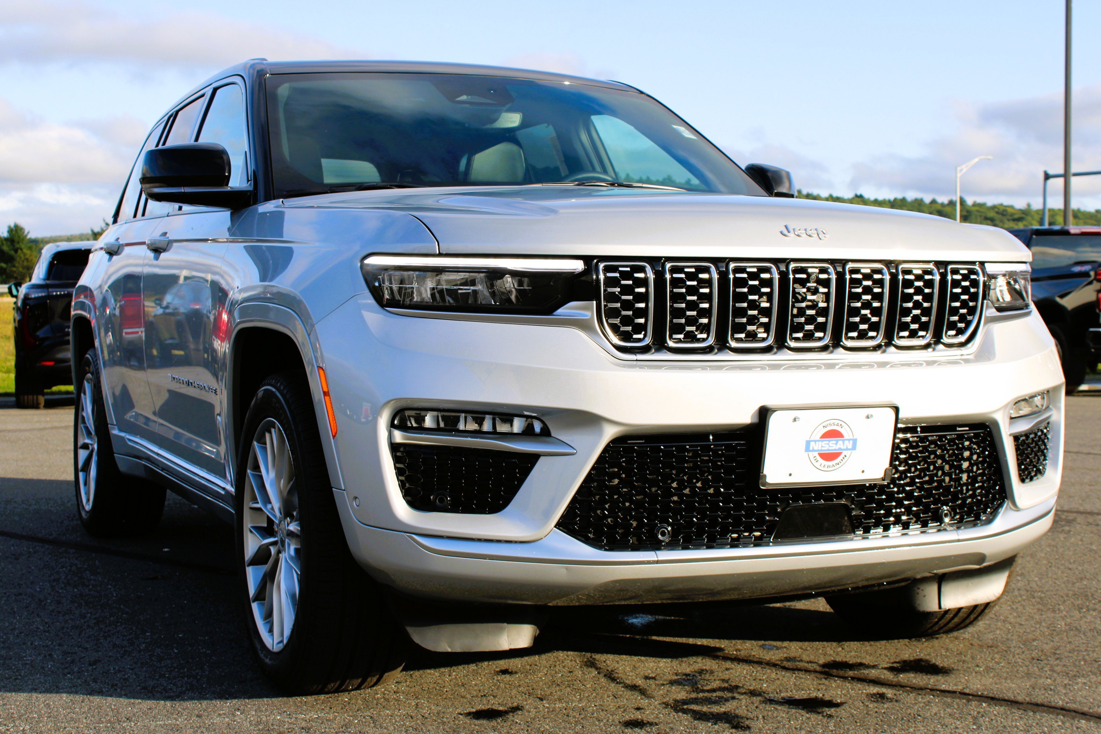 Used 2025 Jeep Grand Cherokee Summit w/ Luxury Tech Group V AWD/4WD image 4