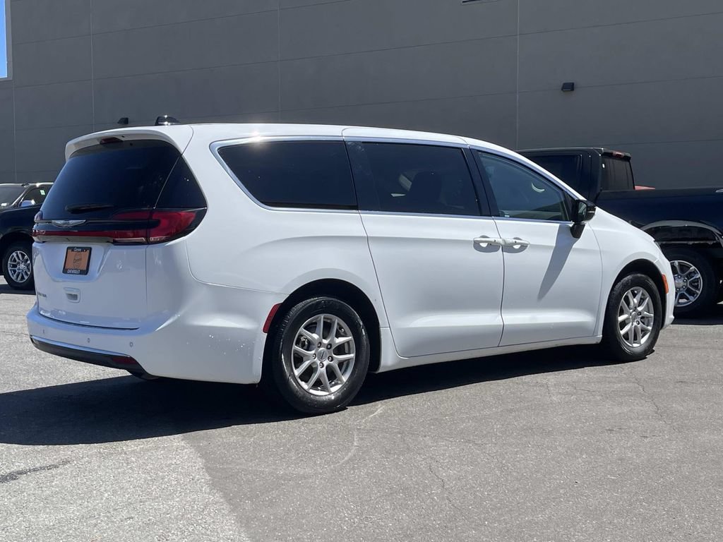 Used 2024 Chrysler Pacifica Touring-L FWD image 3