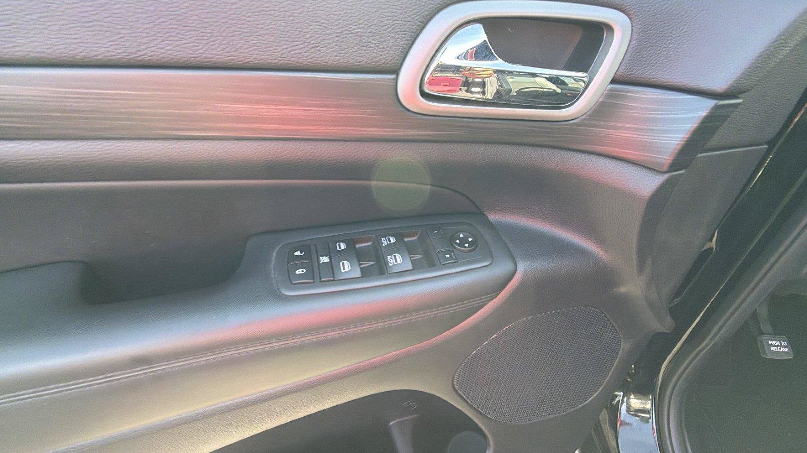 Used 2019 Jeep Grand Cherokee Laredo w/ Laredo X Package RWD image 14
