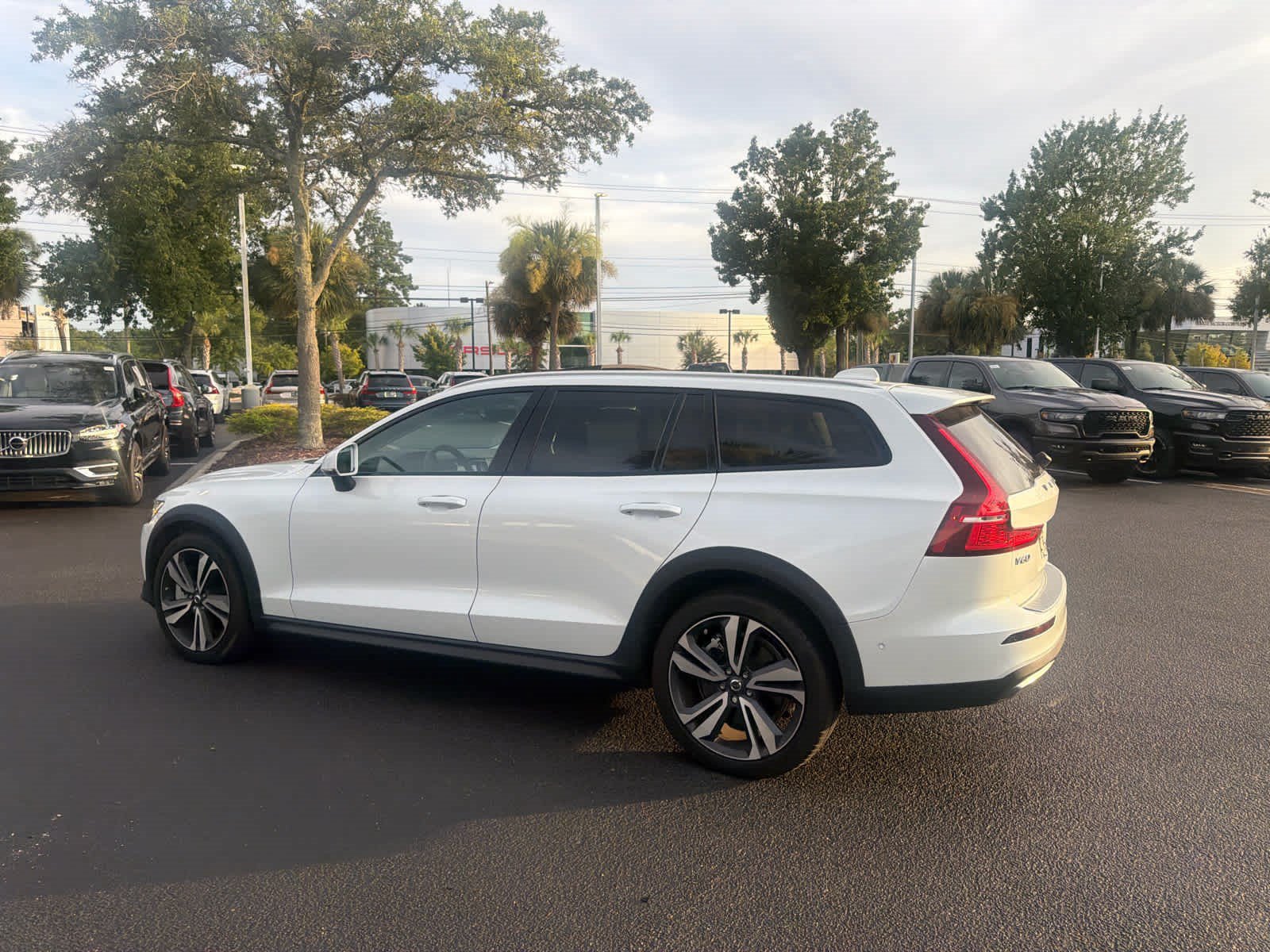 Used 2024 Volvo V60 B5 Cross Country Plus w/ Protection Package Premier AWD/4WD image 16