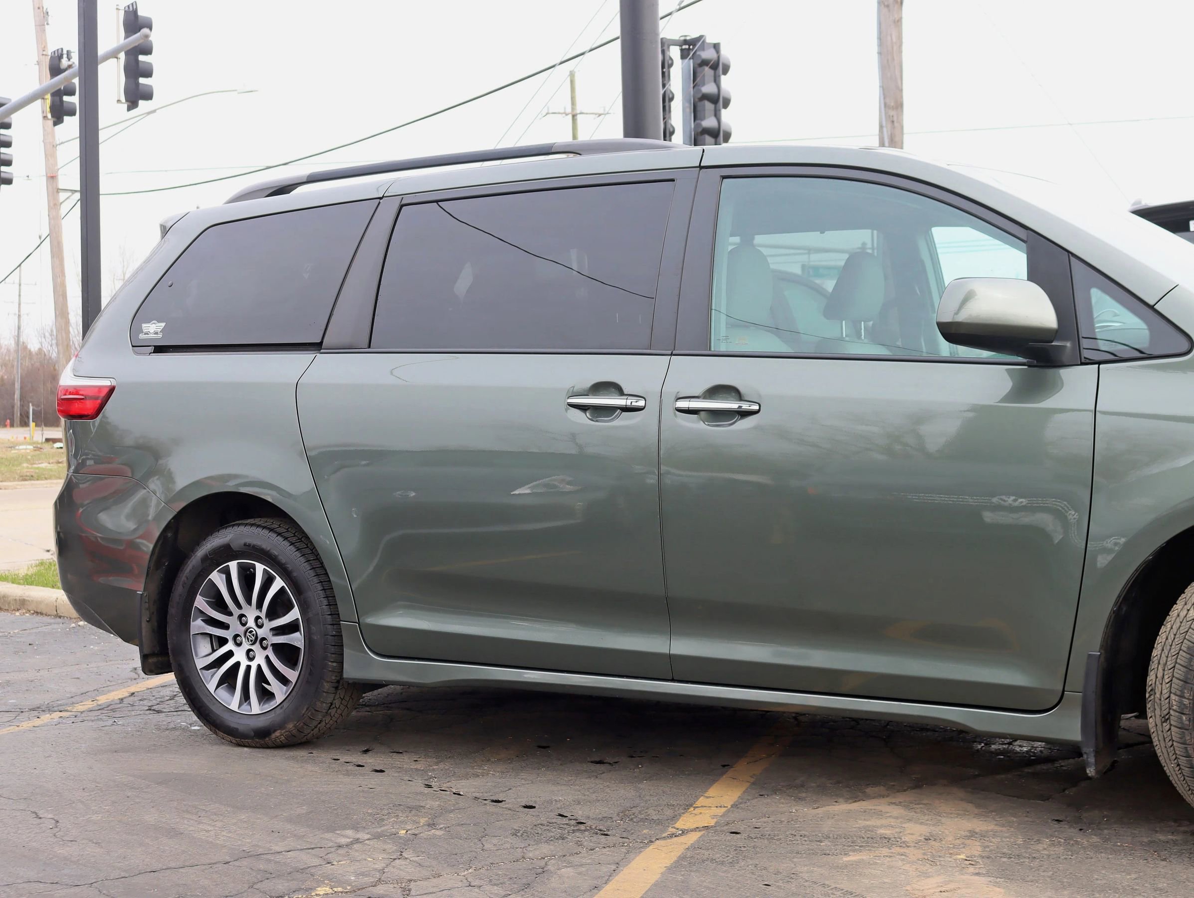 Used 2018 Toyota Sienna XLE w/ XLE Navigation Package FWD image 4