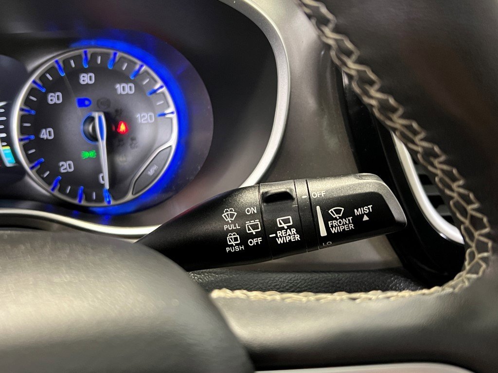 Used 2023 Chrysler Pacifica Touring-L image 37