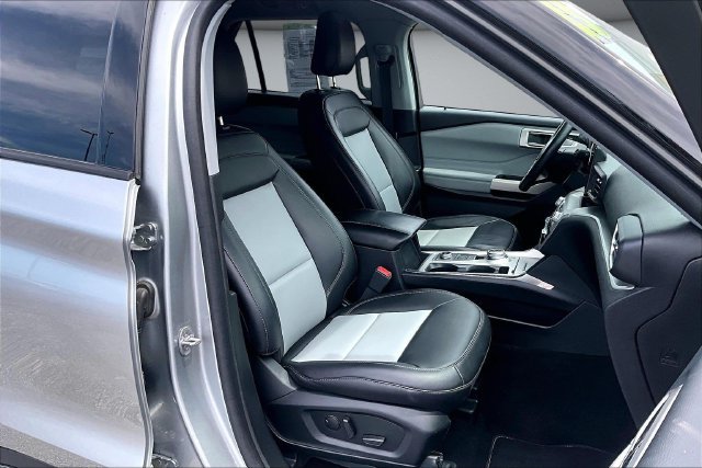Used 2023 Ford Explorer XLT w/ Equipment Group 202A AWD/4WD image 28