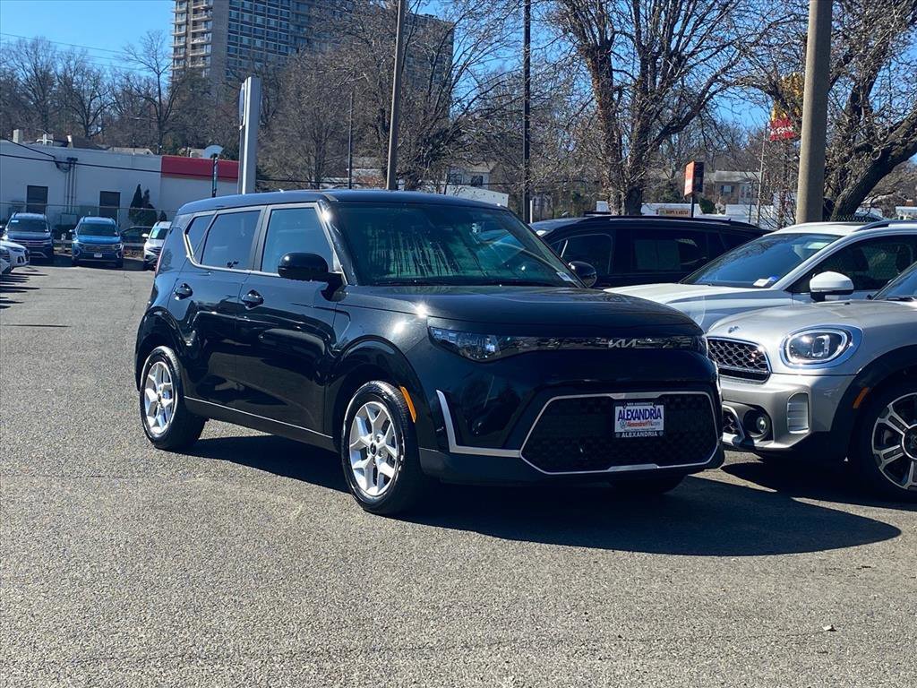 Used 2025 Kia Soul LX image 1