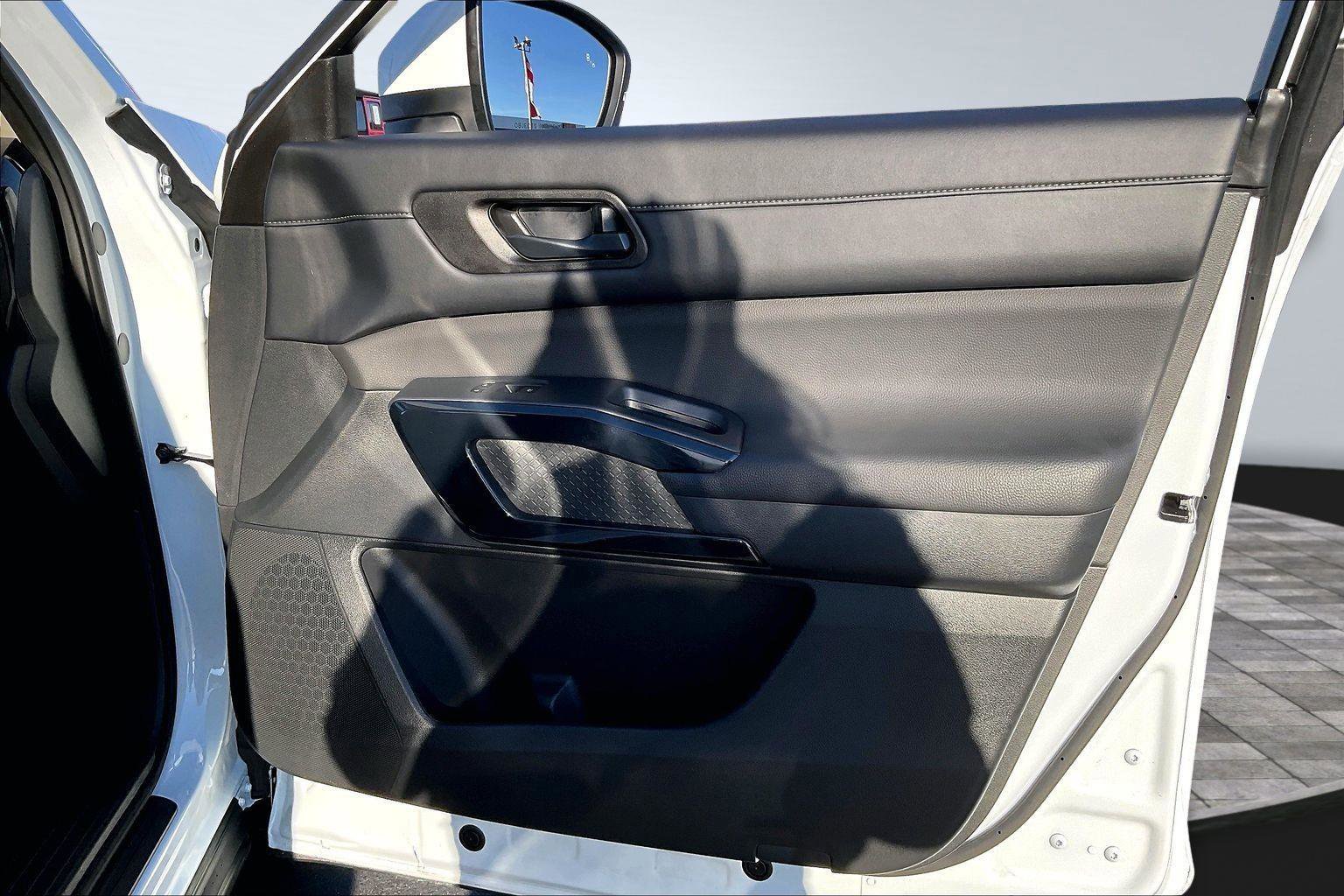 Used 2025 Nissan Pathfinder SV w/ SV Premium Package image 24