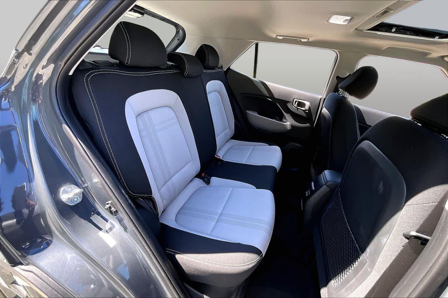 Used 2024 Hyundai Venue SEL FWD image 21