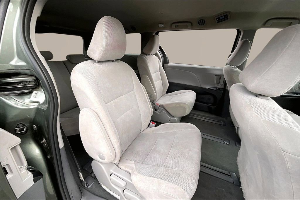 Used 2020 Toyota Sienna L image 25