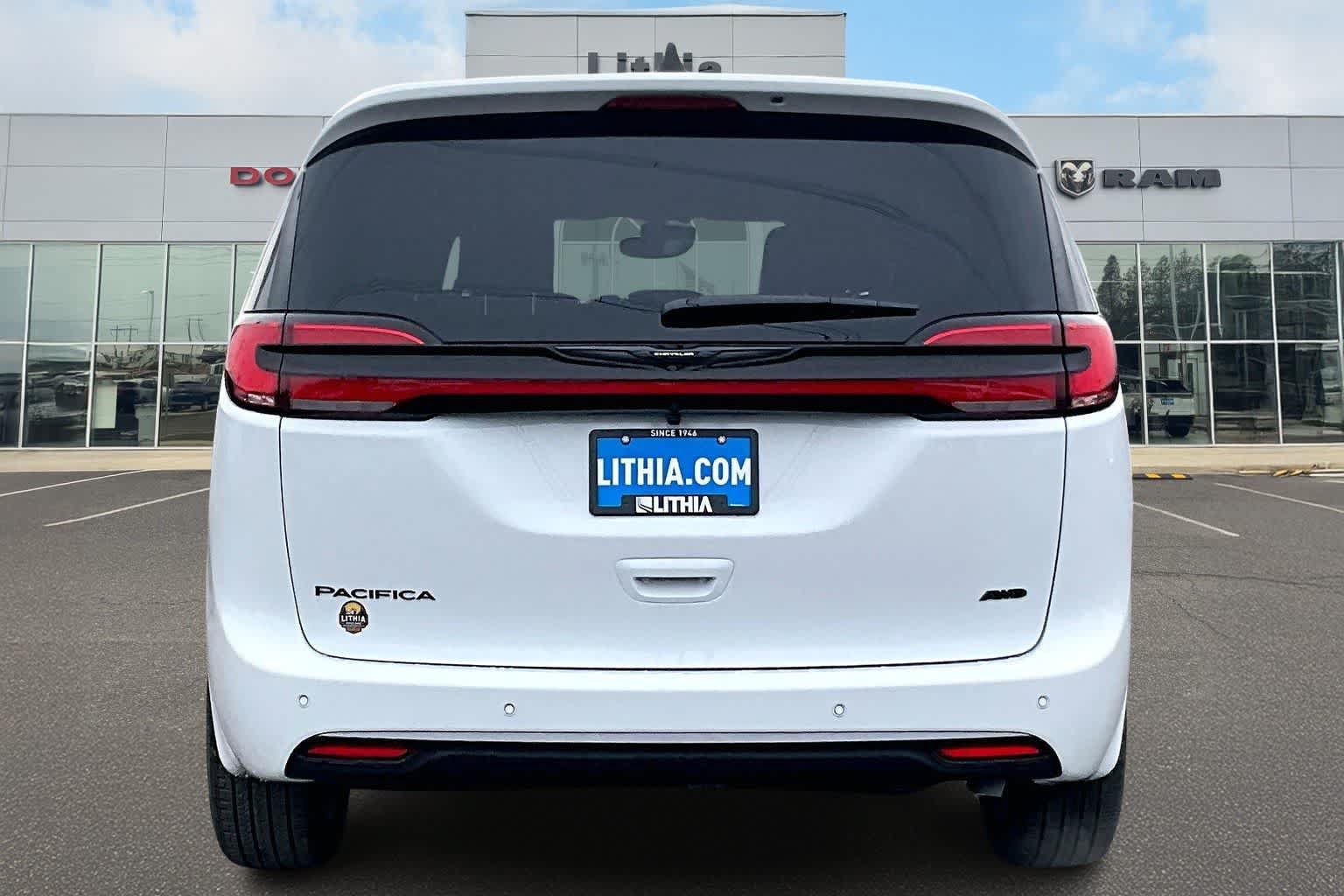 New 2026 Chrysler Pacifica Select AWD/4WD image 5