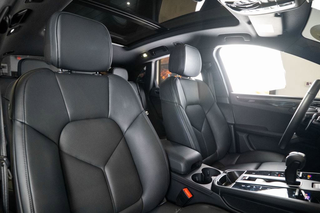 Certified 2026 Porsche Macan AWD/4WD image 17