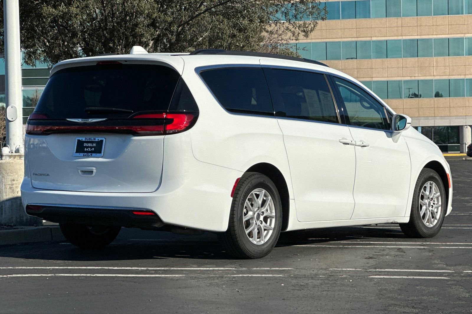 Used 2022 Chrysler Pacifica Touring-L FWD image 4