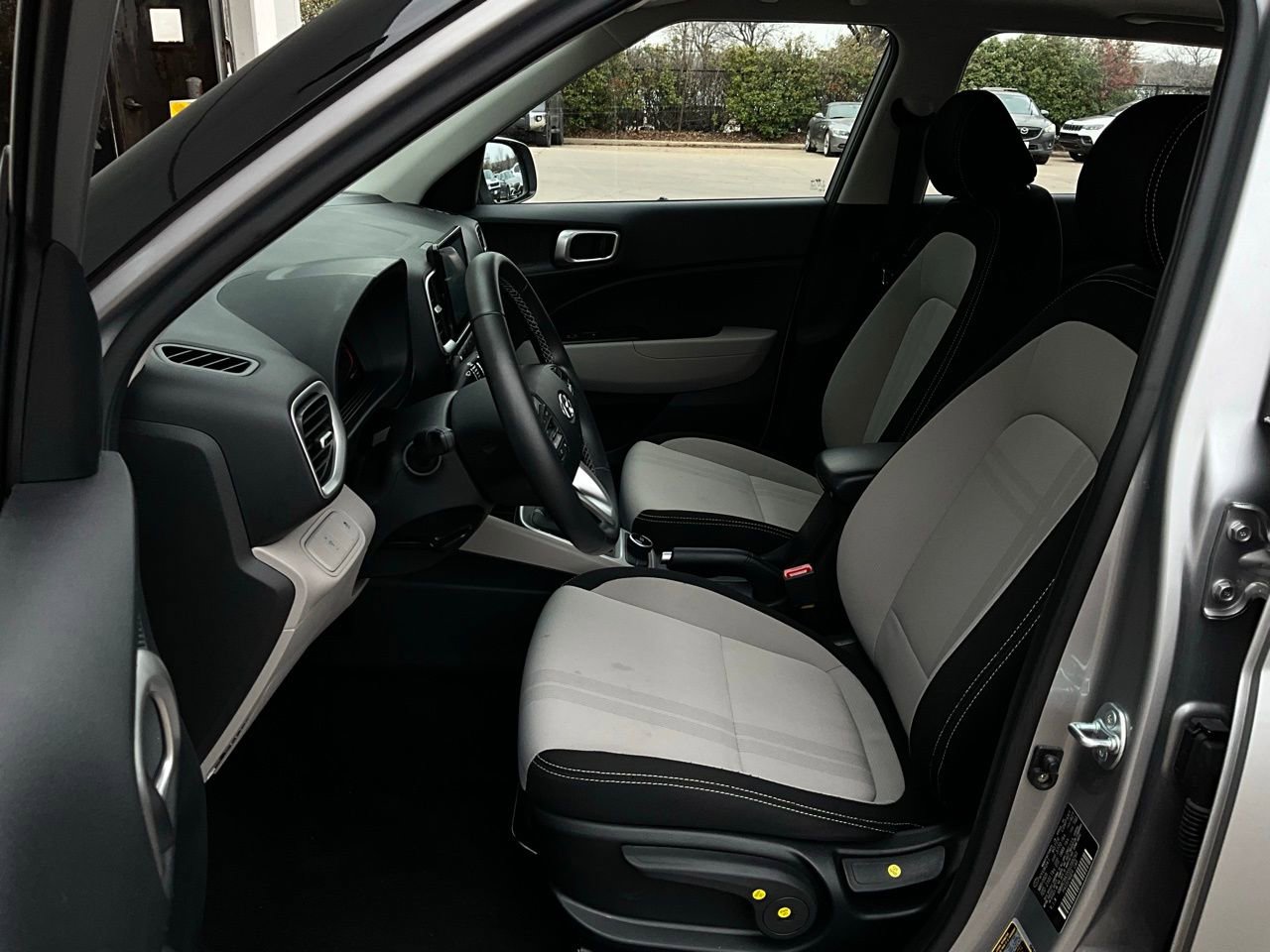 Used 2025 Hyundai Venue SEL image 9