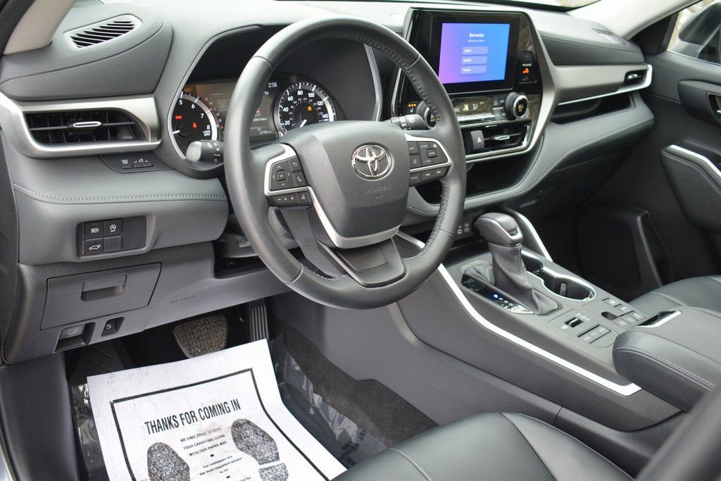 Used 2023 Toyota Highlander XLE image 11