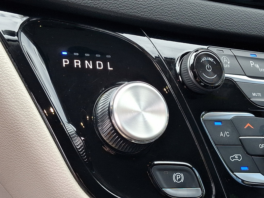 Used 2024 Chrysler Pacifica Touring-L FWD image 27