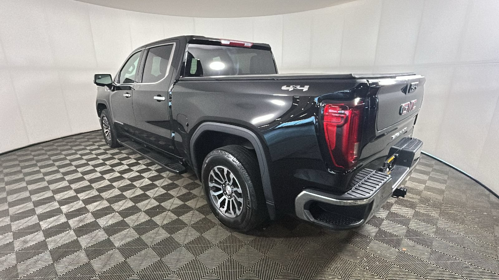 Used 2024 GMC Sierra 1500 SLT AWD/4WD image 5