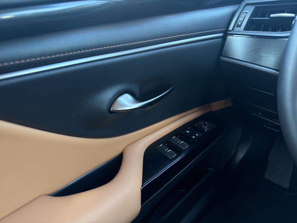 Used 2024 Lexus ES 350 w/ Accessory Package (Z2) image 12