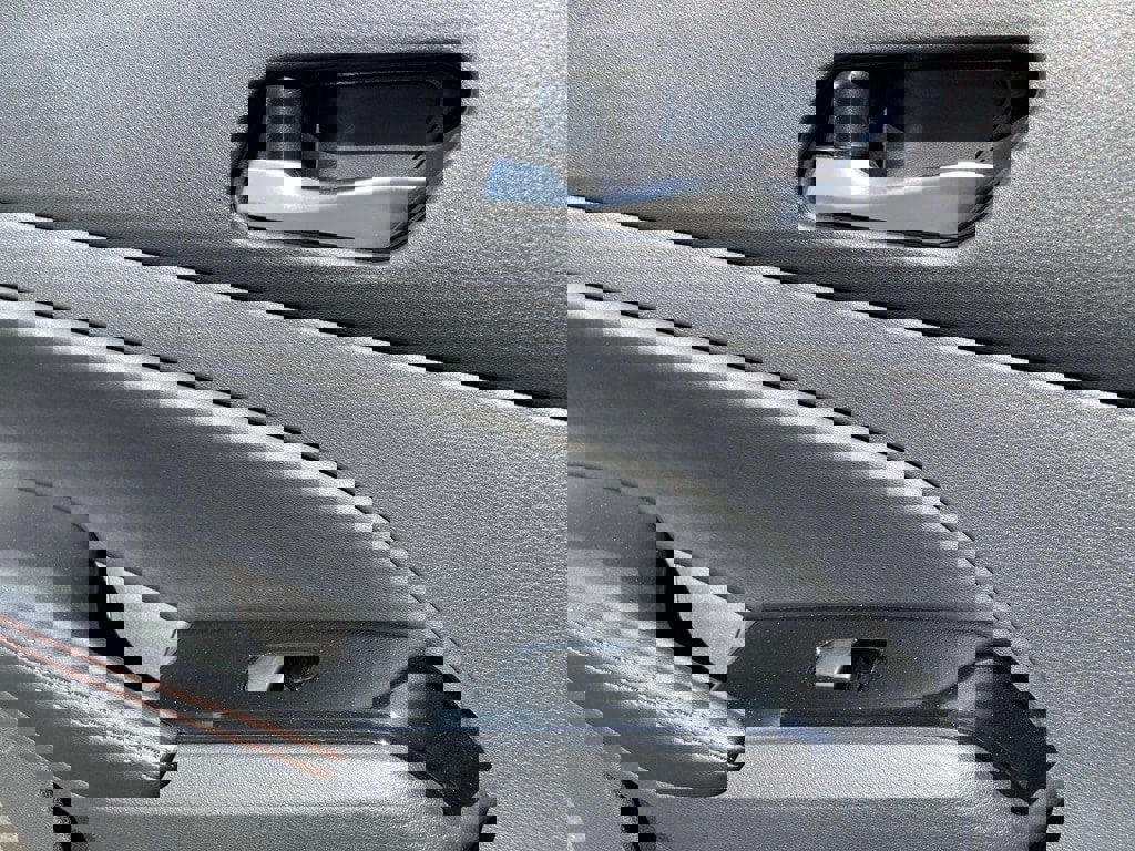 Used 2025 Nissan Altima 2.5 SR image 12