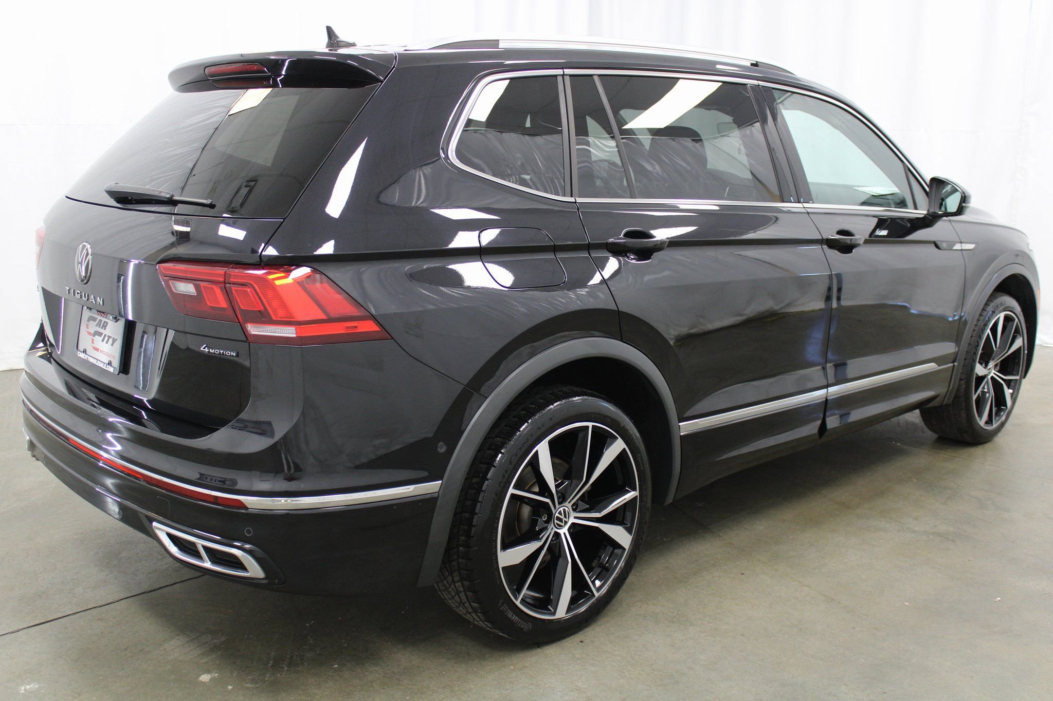 Used 2022 Volkswagen Tiguan SEL R-Line image 6