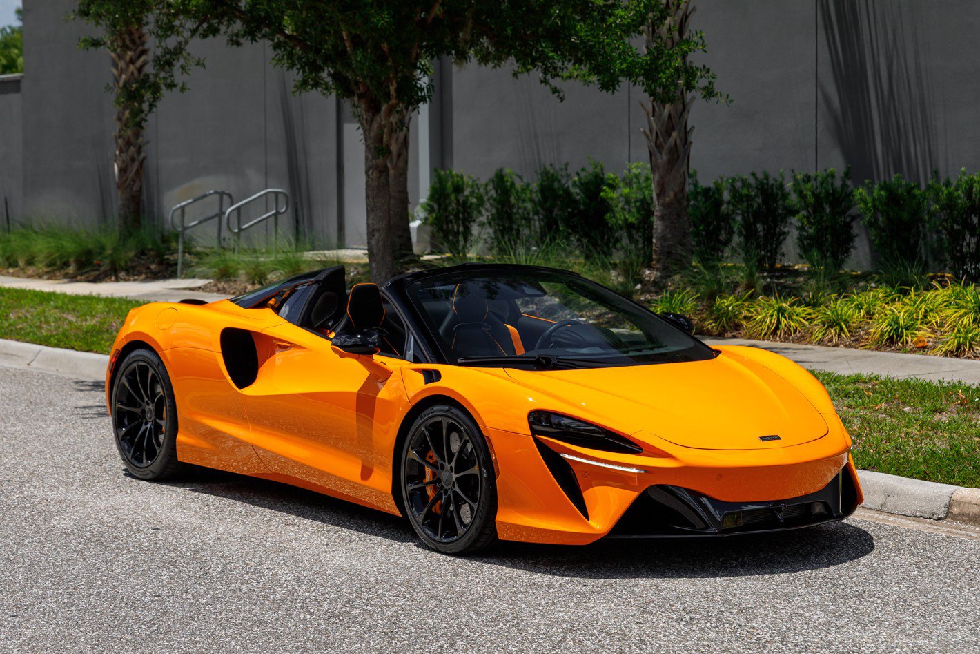 Used 2025 McLaren Artura Spider RWD image 6