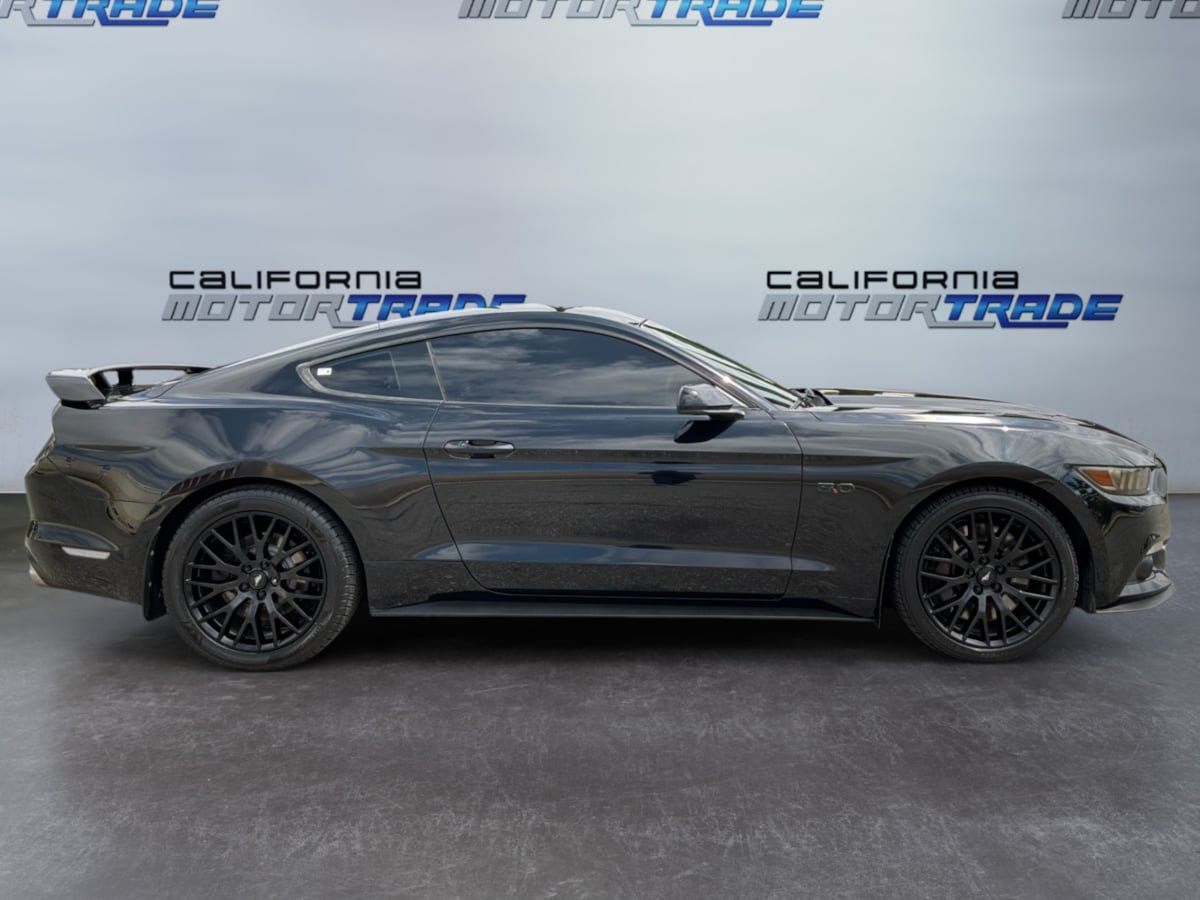 Used 2017 Ford Mustang GT RWD image 4