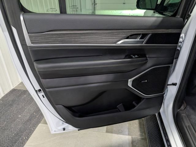 Used 2023 Jeep Wagoneer L Series II w/ Premium Group I image 9