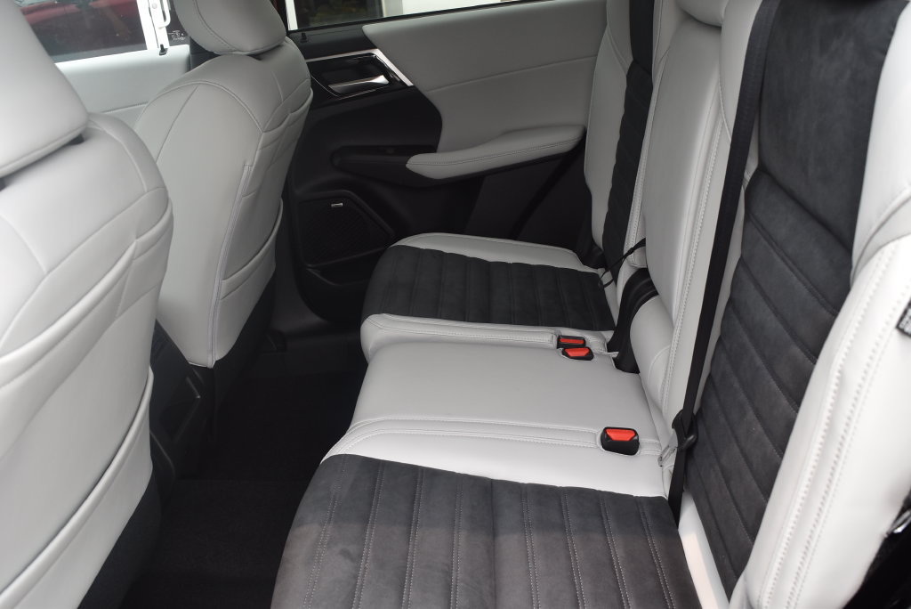 New 2026 Mitsubishi Outlander SE AWD/4WD image 11