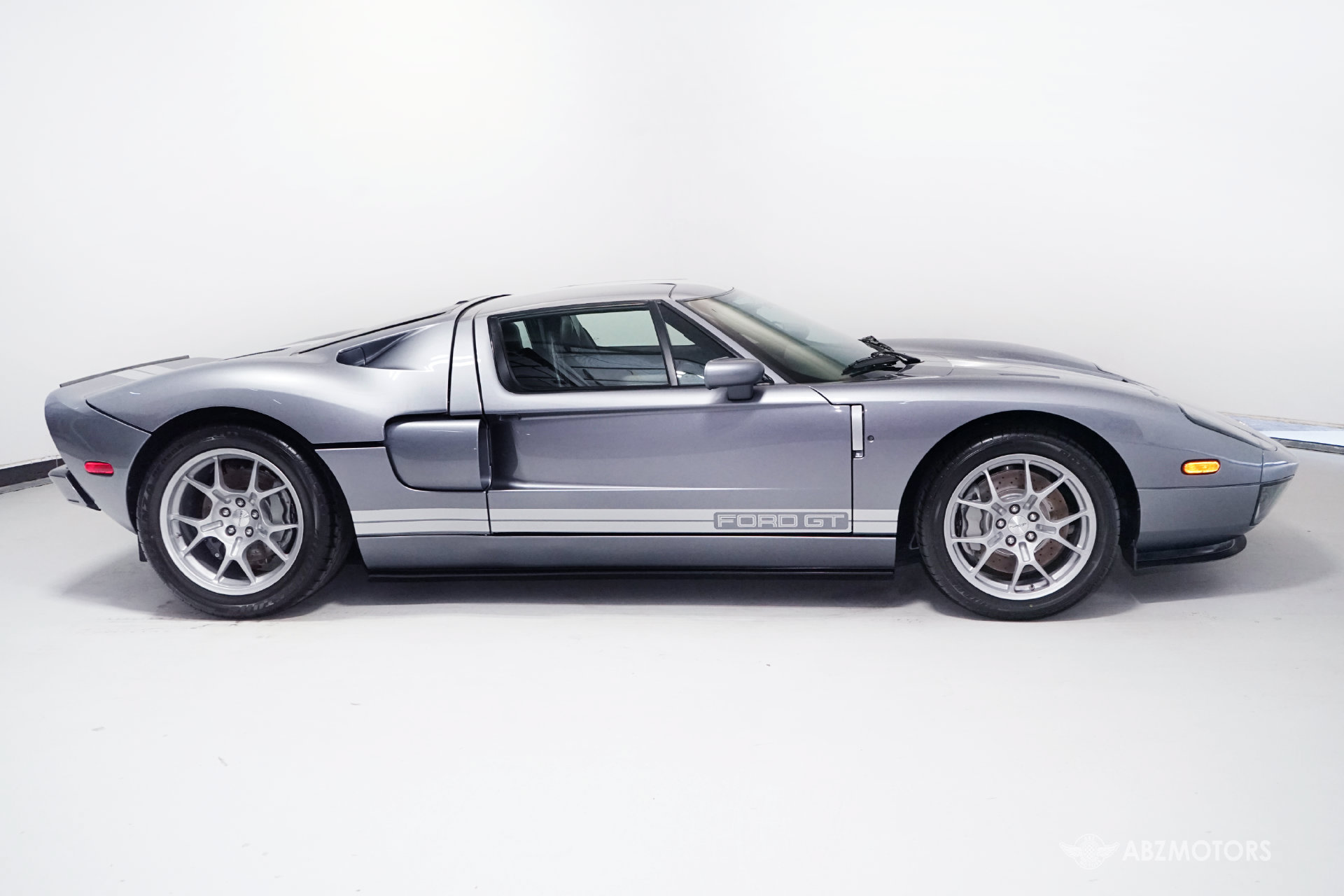 Used 2006 Ford GT RWD image 3
