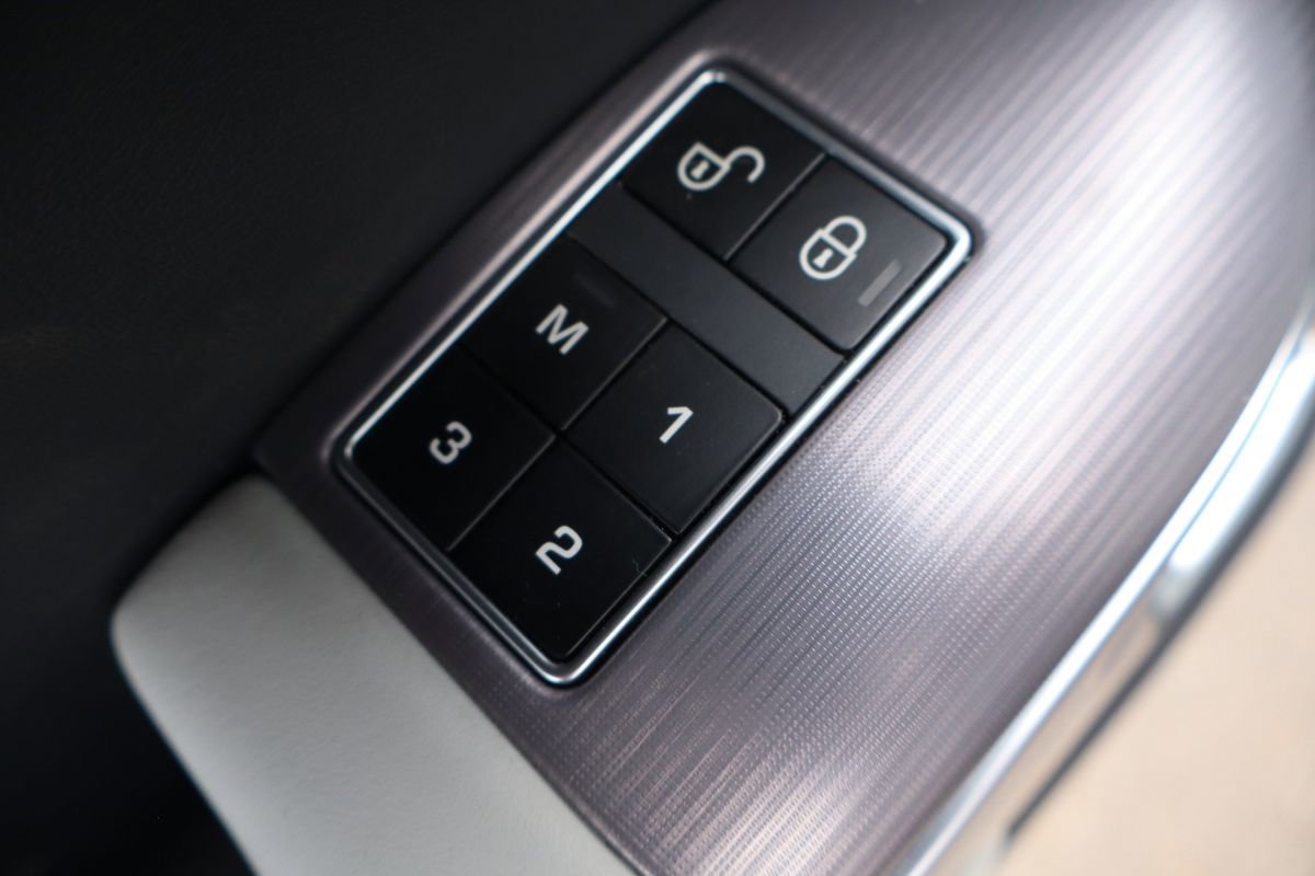 Used 2014 Land Rover Range Rover Sport HSE image 28