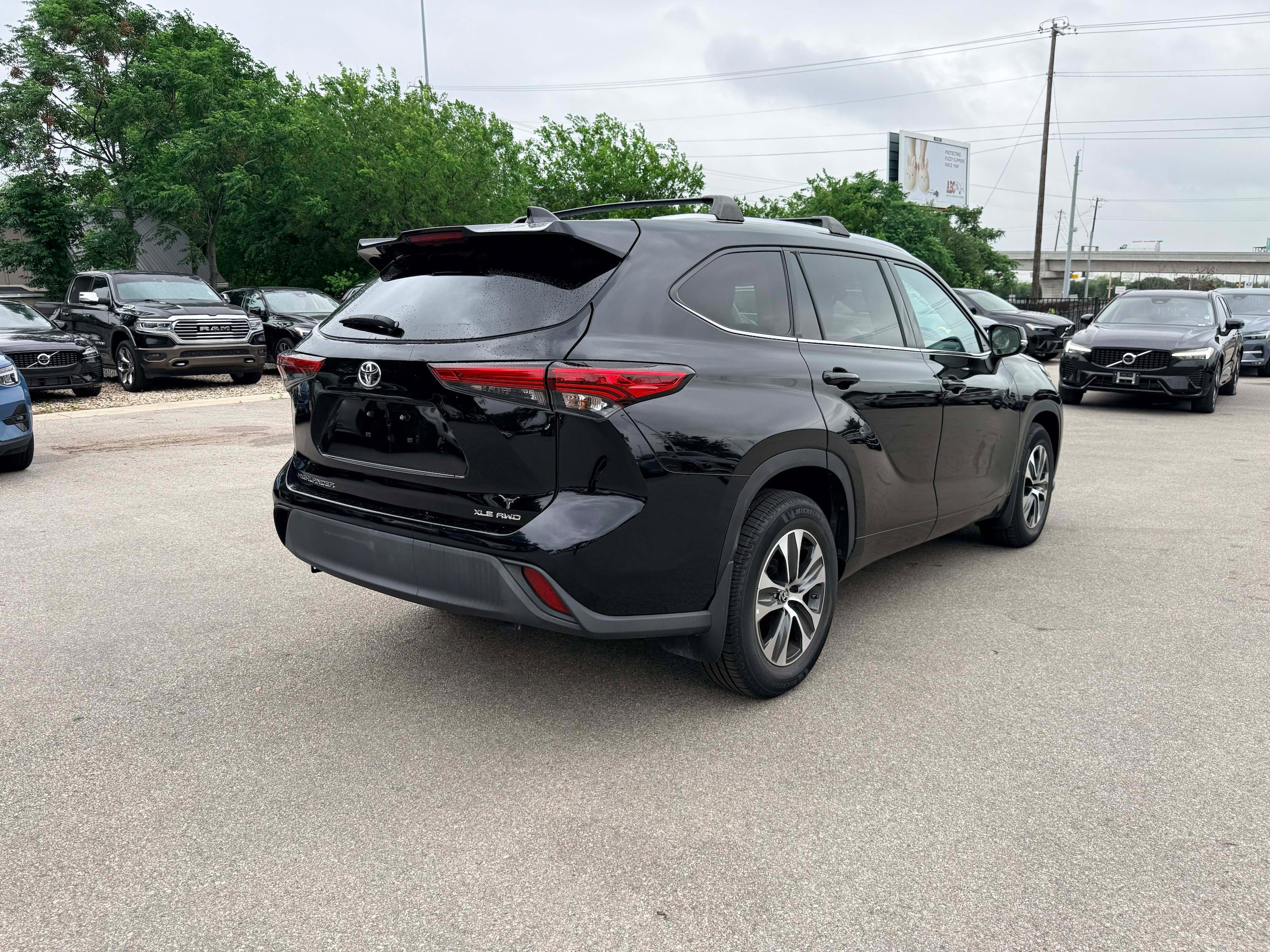 Used 2021 Toyota Highlander XLE AWD/4WD image 6