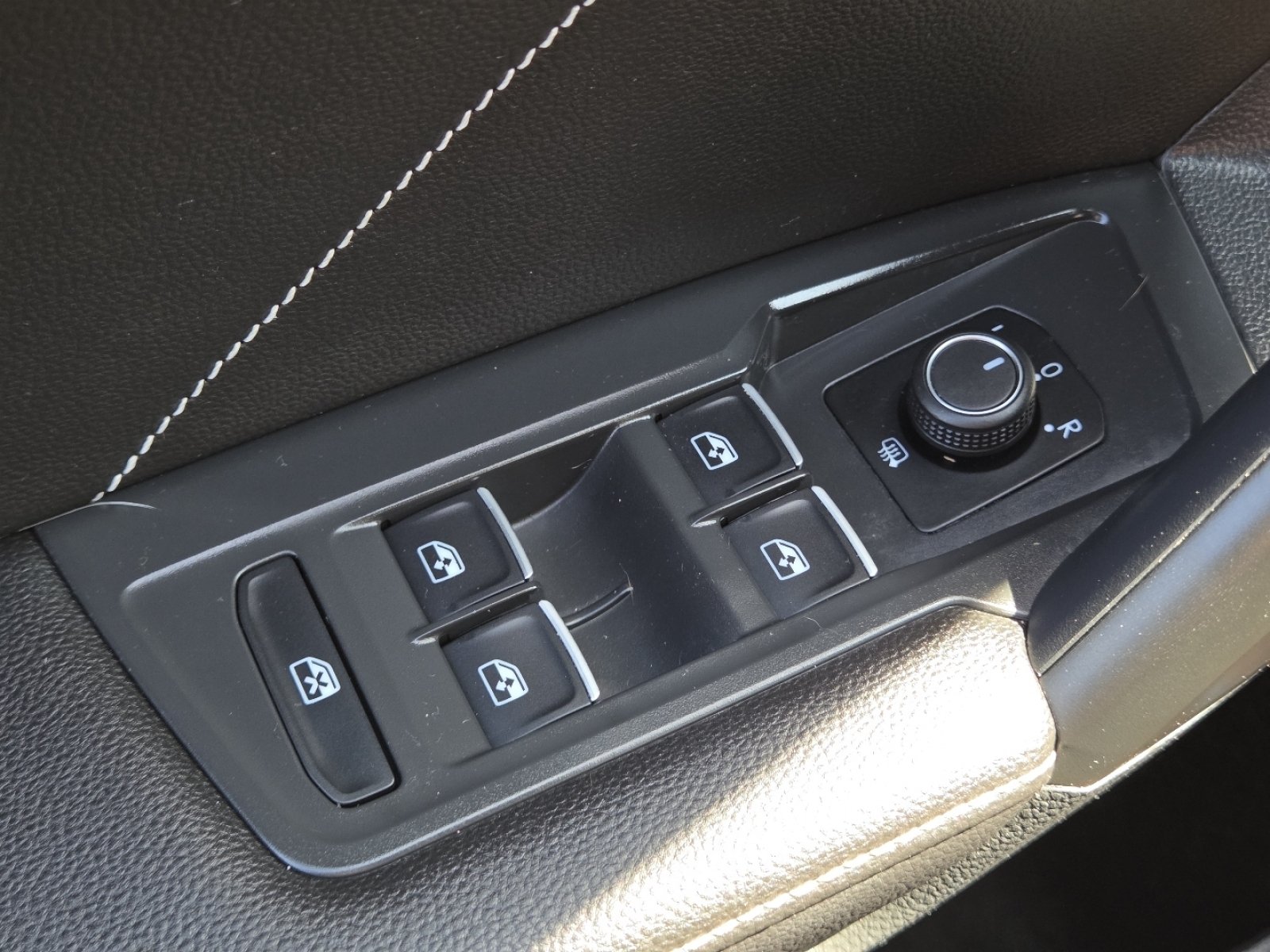 Used 2022 Volkswagen Tiguan SE R-Line AWD/4WD image 25
