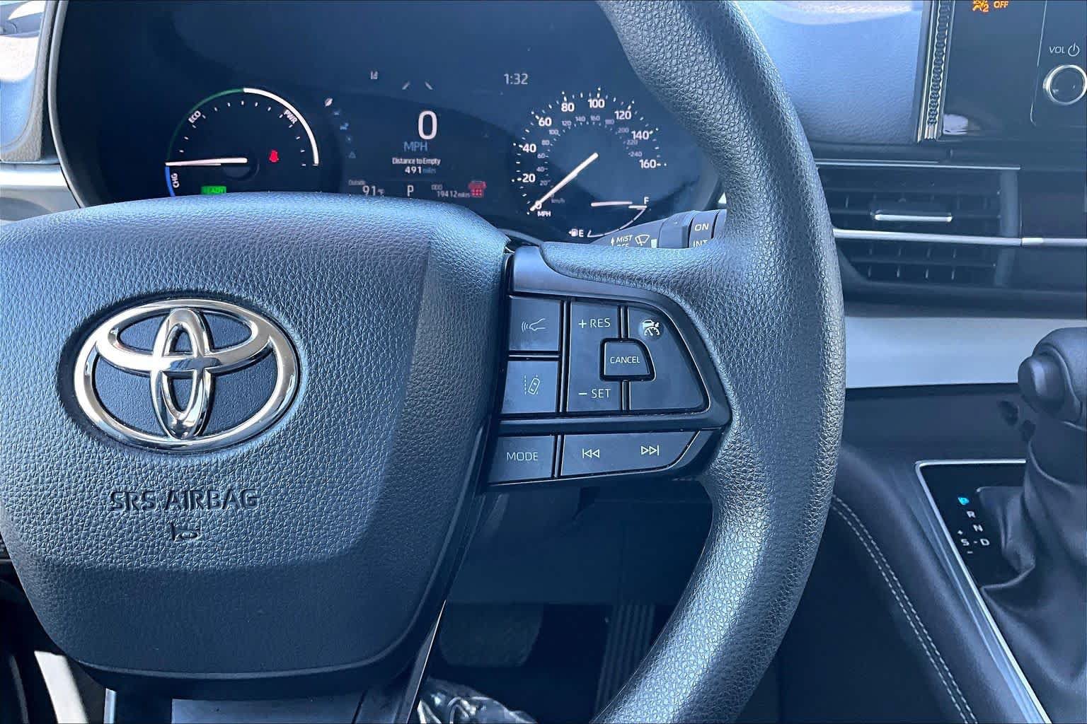 Certified 2025 Toyota Sienna LE FWD image 24