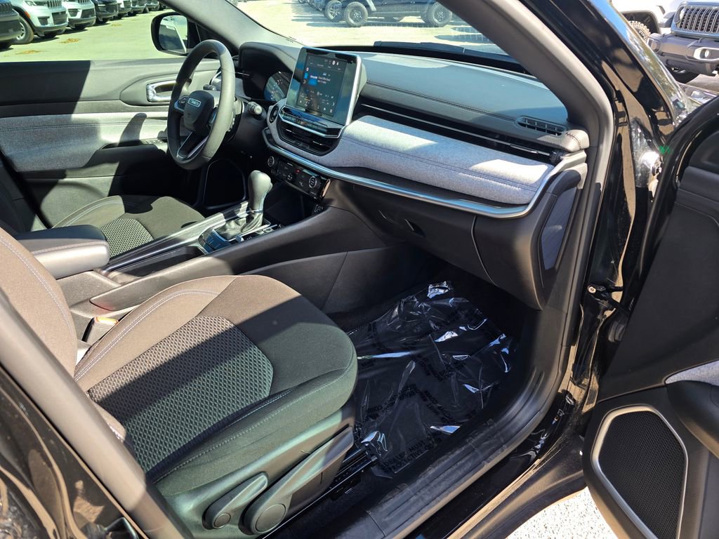 Used 2025 Jeep Compass Sport image 28