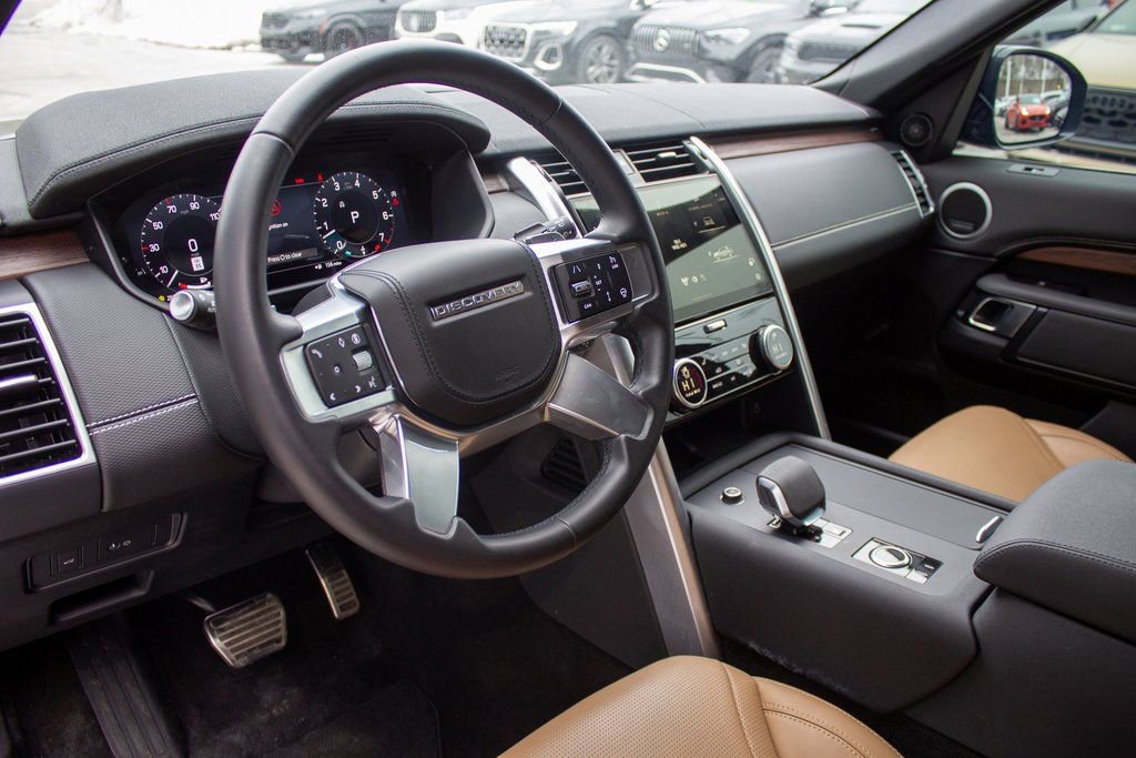 Used 2024 Land Rover Discovery Dynamic SE image 11