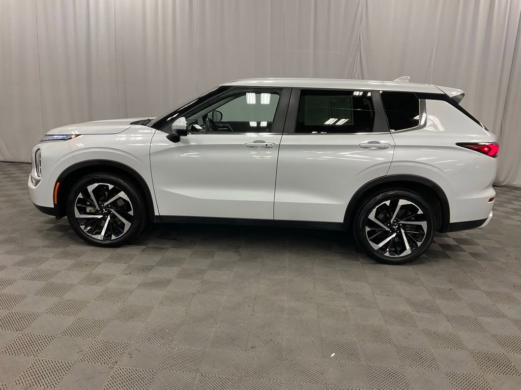 Used 2024 Mitsubishi Outlander SE image 13