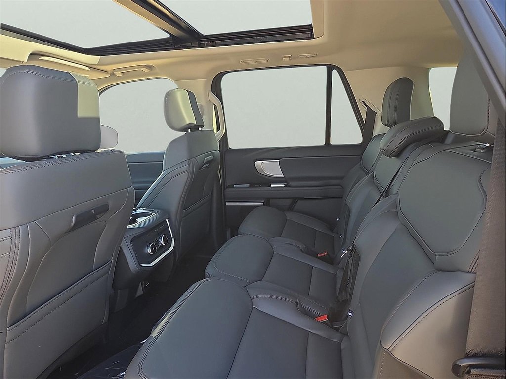 New 2025 Ford Expedition Active image 9