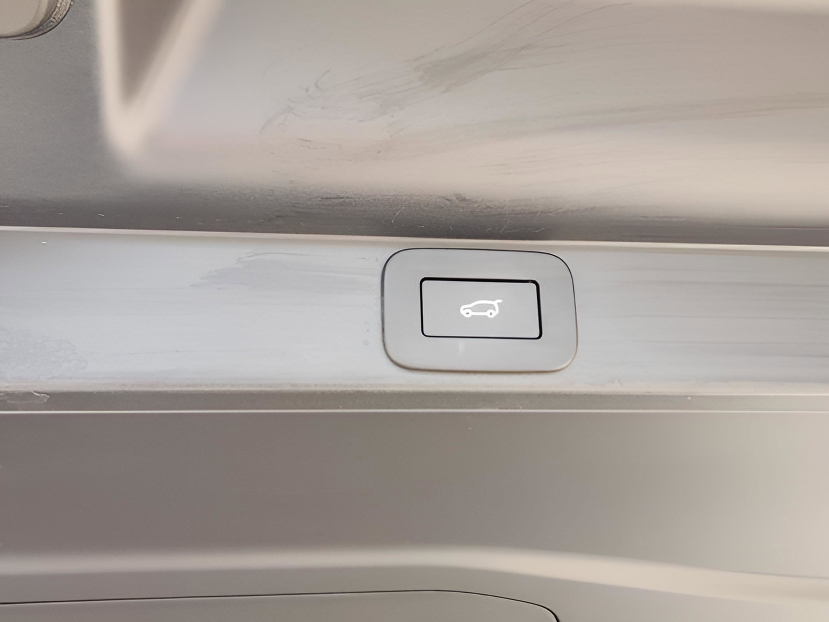 Certified 2025 Land Rover Range Rover SE image 32