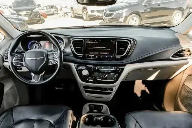 Used 2021 Chrysler Pacifica Touring-L image 16