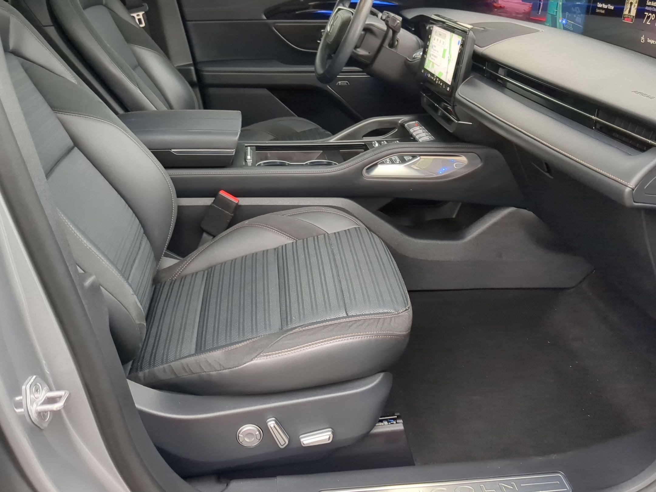 Used 2024 Lincoln Nautilus Reserve w/ Equipment Group 202A image 24