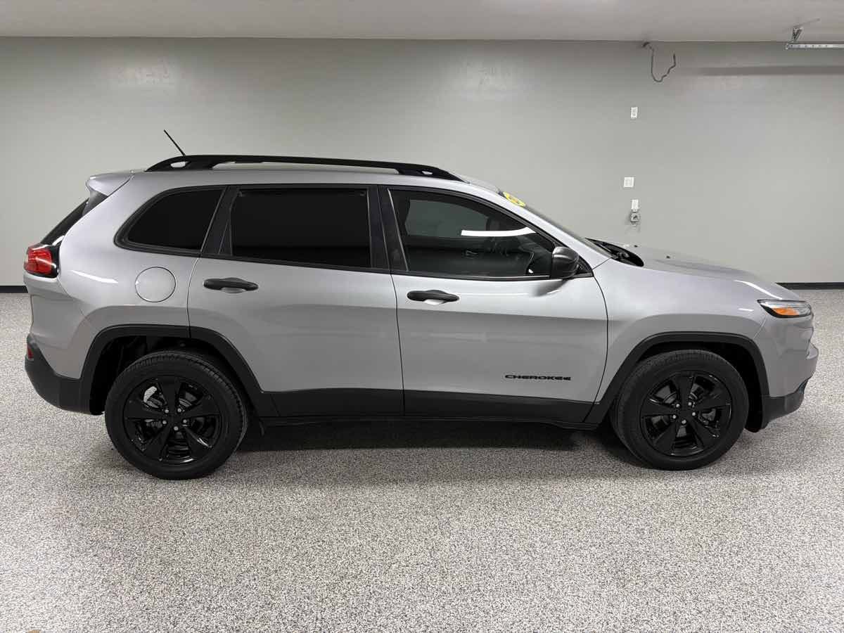 Used 2017 Jeep Cherokee Altitude image 2