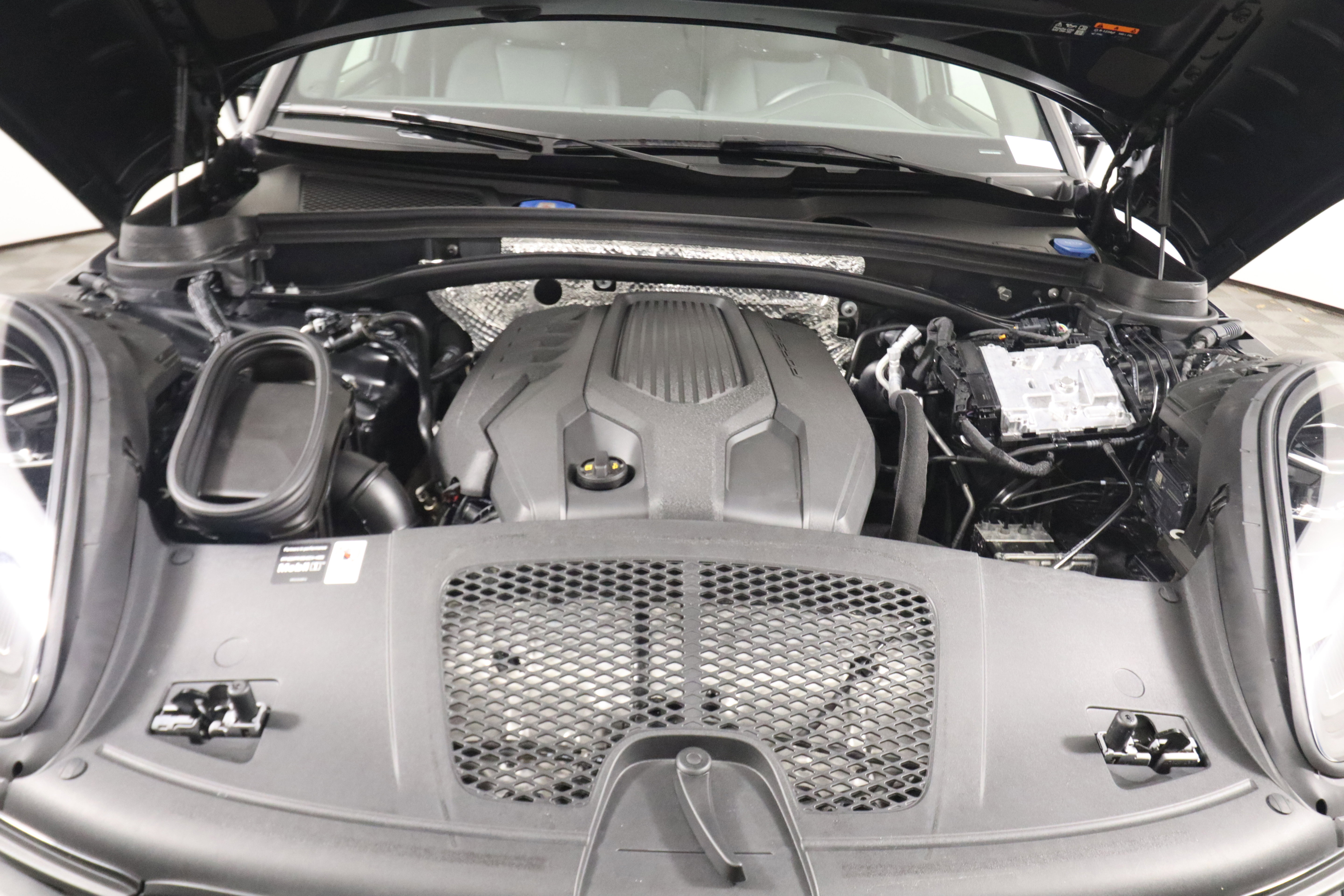 Certified 2025 Porsche Macan image 22