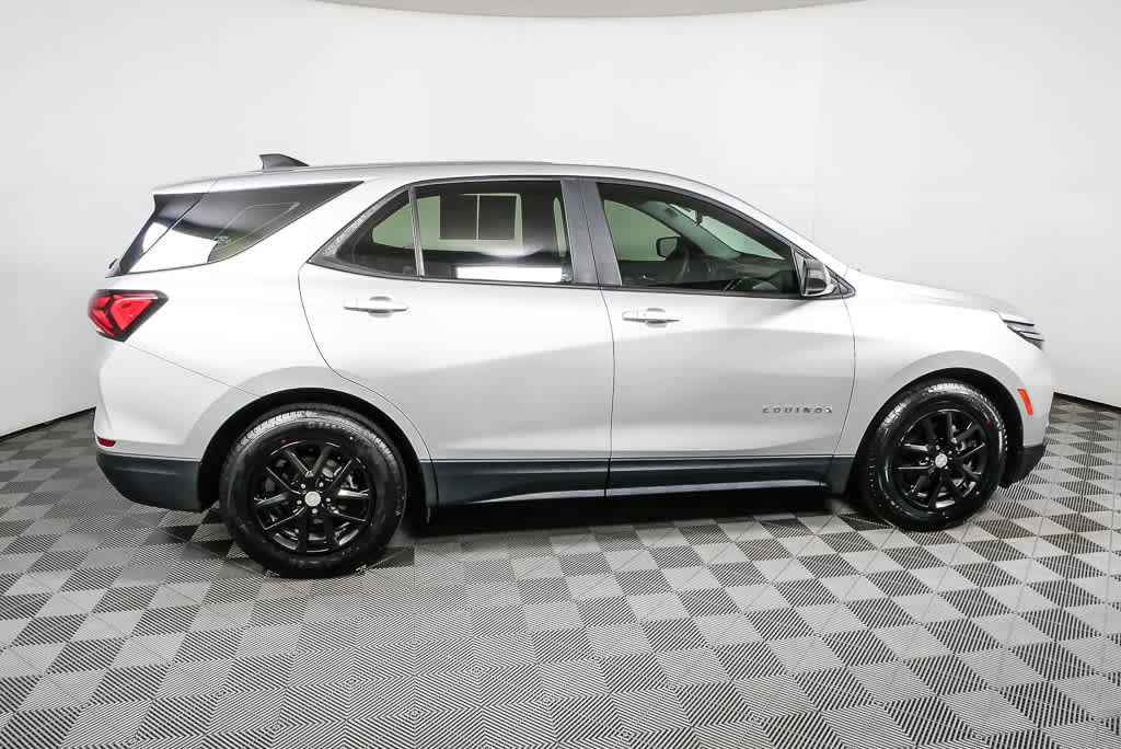 Used 2022 Chevrolet Equinox LS image 2
