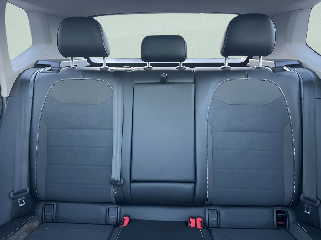 Used 2023 Volkswagen Taos SE w/ Panoramic Sunroof Package image 28