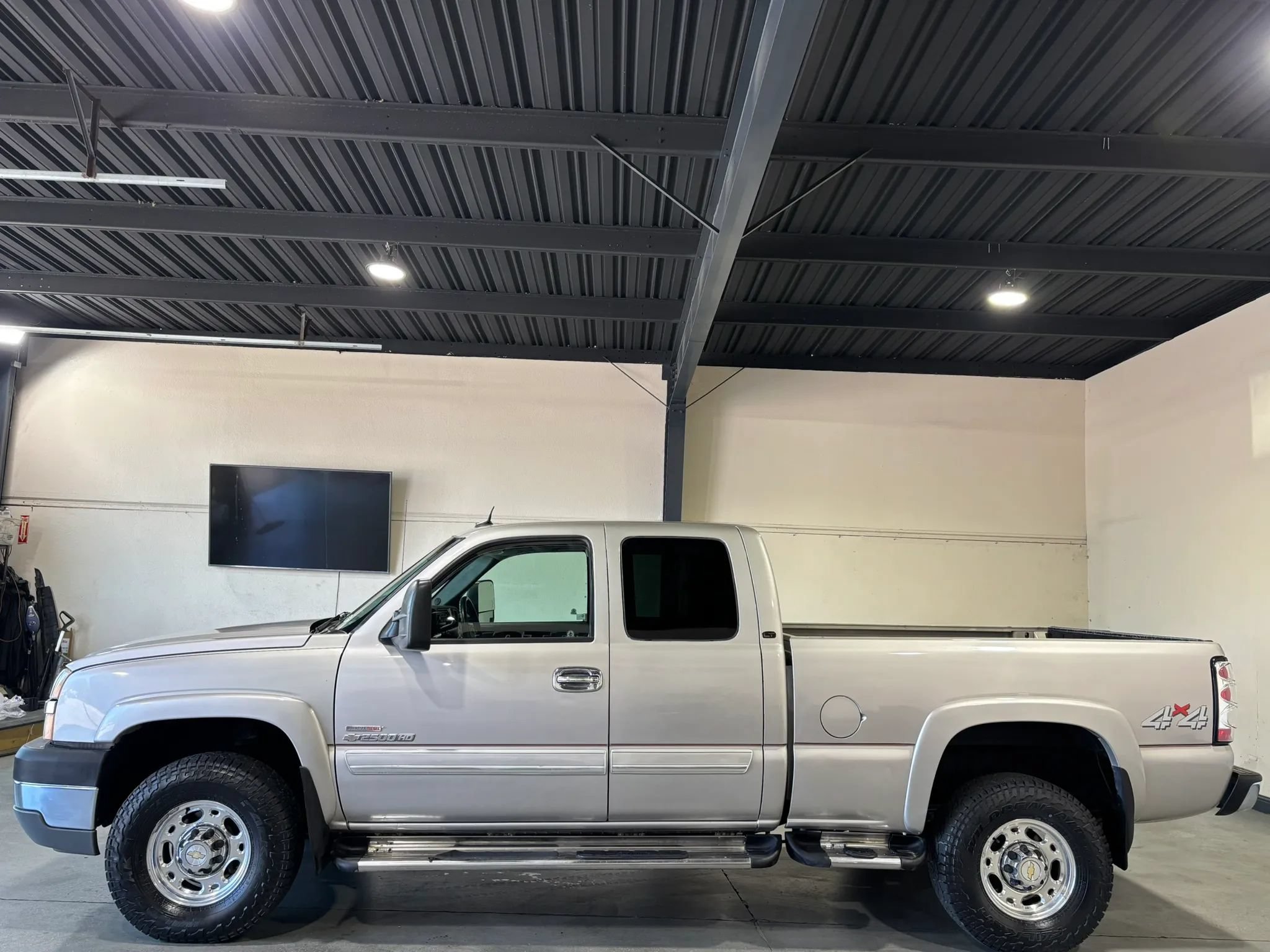 Used 2004 Chevrolet Silverado 2500 LT w/ Heavy-Duty Power Package AWD/4WD image 5