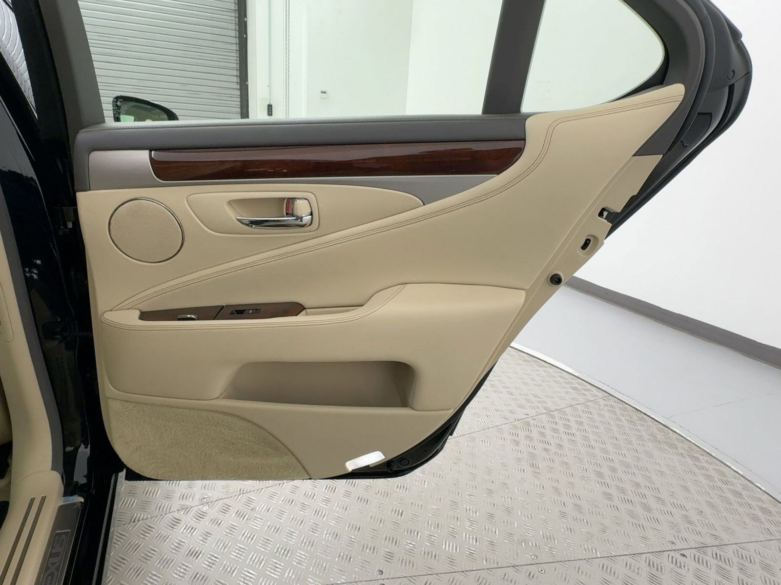 Used 2015 Lexus LS 460 w/ Comfort Package image 30